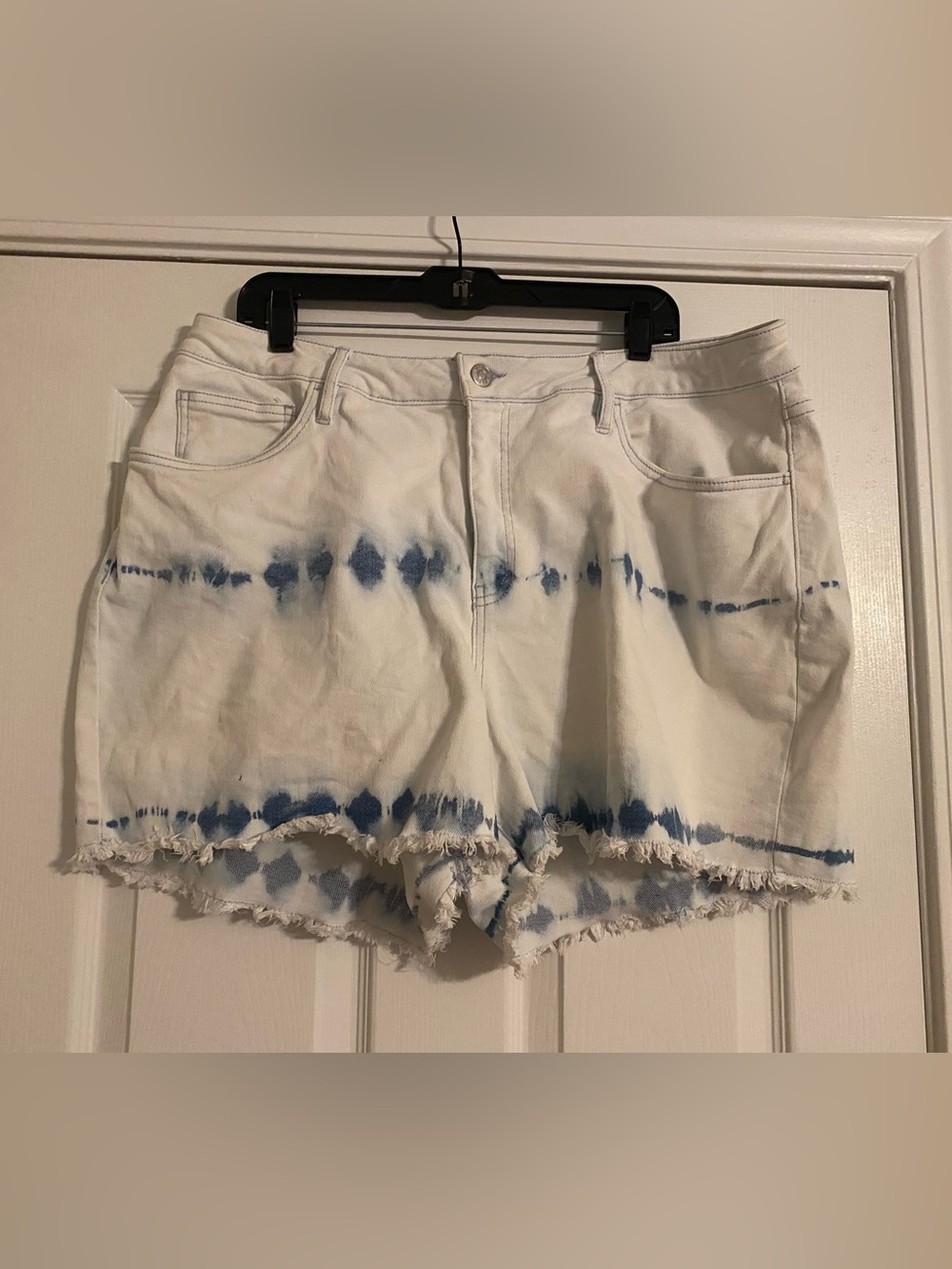 Ava & Viv. White & Blue Tie-Dye Frayed Hem Women's Denim Shorts. 20W. Plus.